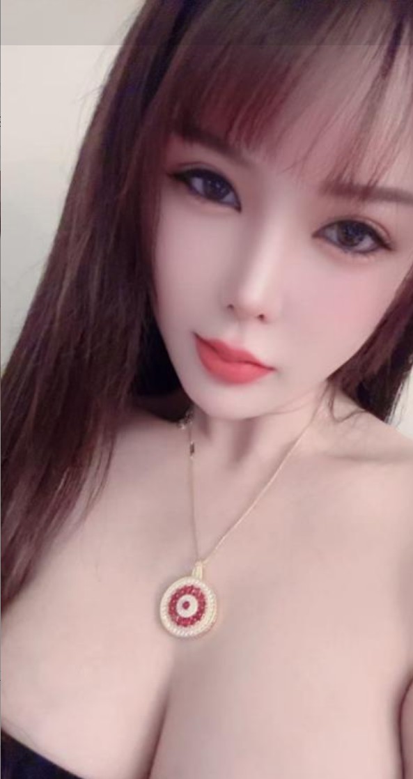 白嫩美乳御姐
