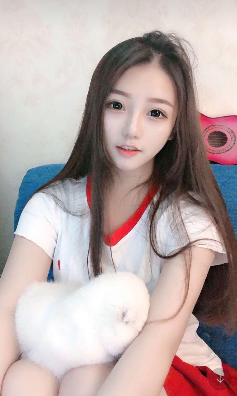 在校大学生下海不久在店兼职，叫声好听，貌美肤白。
