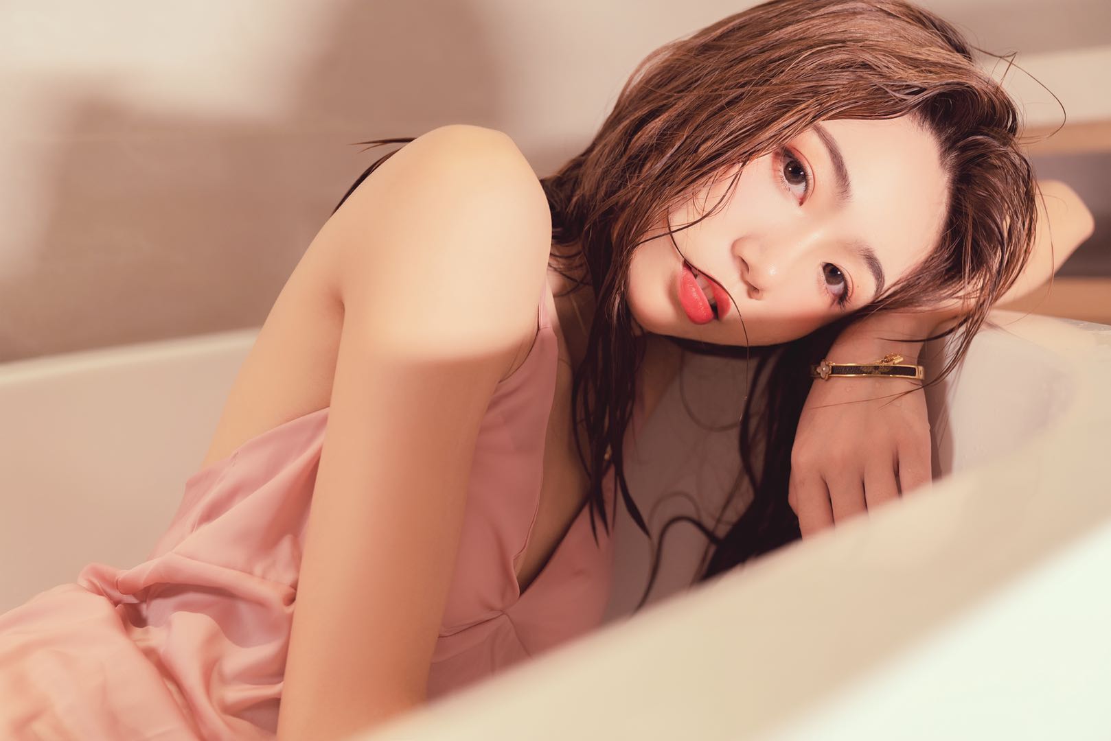 清纯小妹，粉嫩多汁，值得你拥有