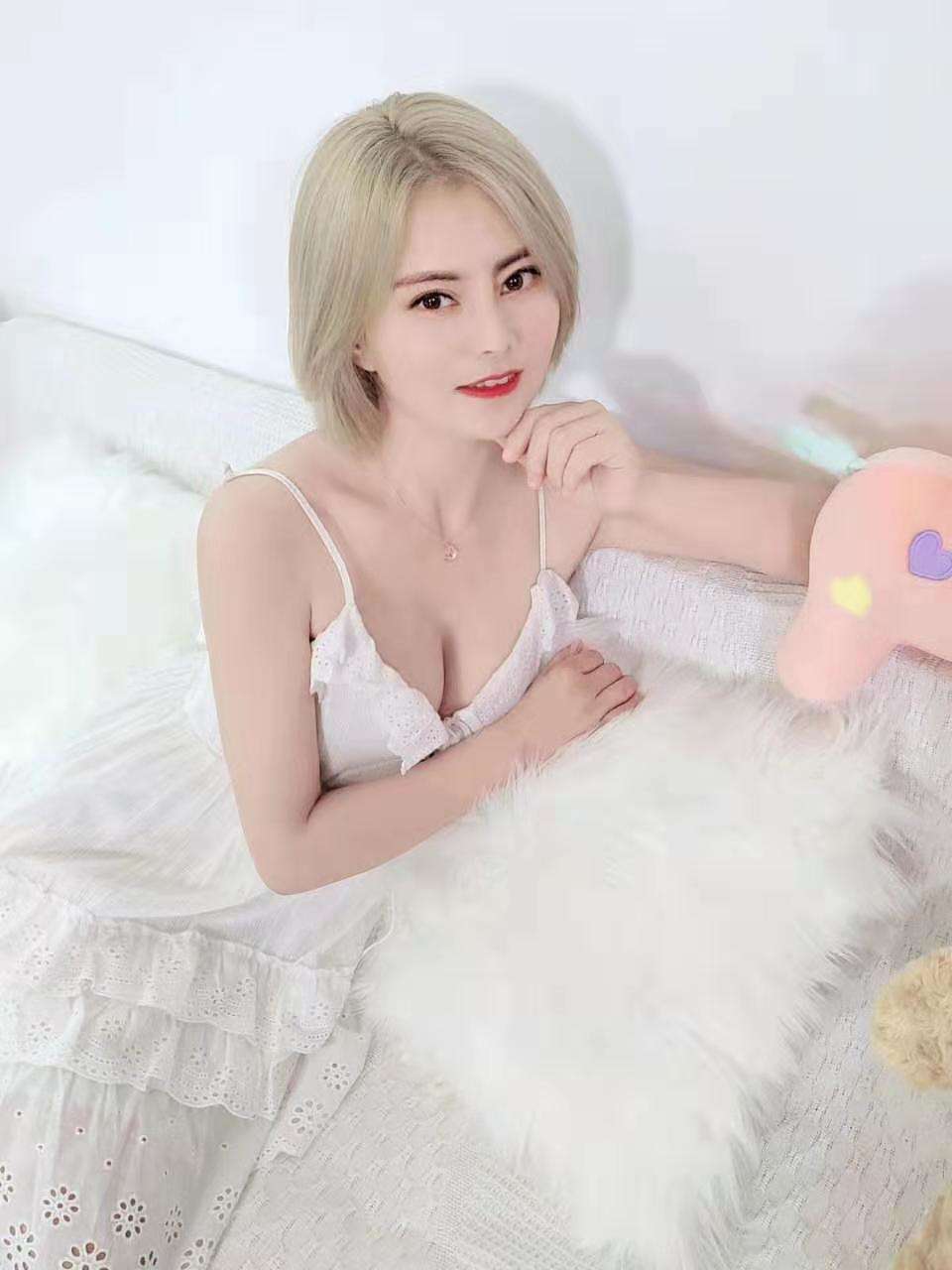 主题酒店楼上。有两个妹子还不错
