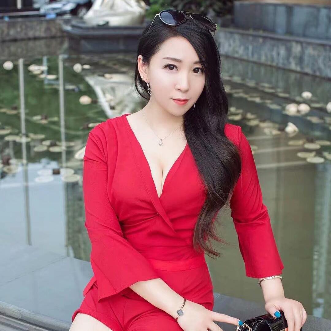 大学生舞蹈系妹子兼职，体验各种姿势